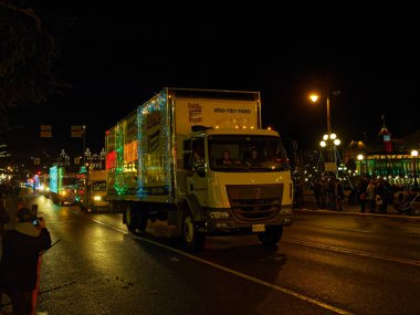 VICTORIA BC, CANADA - 2 Aralık 2017: Kamyon Işığı Geçidi, Ada Ekipmanları Derneği tarafından düzenlenen yıllık Noel kutlaması. Şehir merkezinde Noel ışıkları ile süslenmiş kamyonlar.