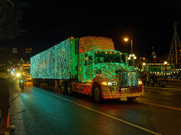 ВИКТОРИЯ BC, КАНАДА - 2 ДЕКАБРЯ 2017 года: Парад грузовиков, ежегодное празднование Рождества, организованное Ассоциацией владельцев оборудования острова. Различные грузовики украшены рождественскими огнями парад в центре Виктории