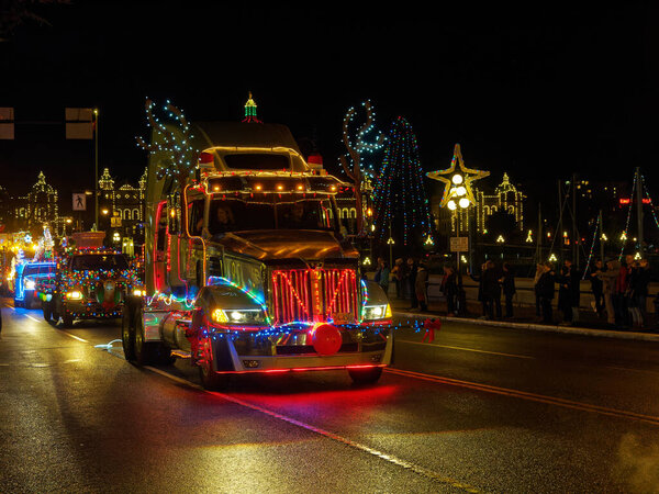 ВИКТОРИЯ BC, КАНАДА - 2 ДЕКАБРЯ 2017 года: Парад грузовиков, ежегодное празднование Рождества, организованное Ассоциацией владельцев оборудования острова. Различные грузовики украшены рождественскими огнями парад в центре Виктории