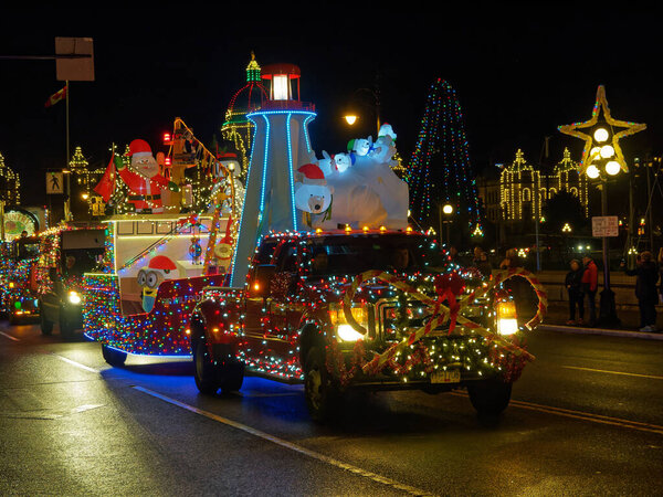 ВИКТОРИЯ BC, КАНАДА - 2 ДЕКАБРЯ 2017 года: Парад грузовиков, ежегодное празднование Рождества, организованное Ассоциацией владельцев оборудования острова. Грузовики, украшенные рождественскими огнями