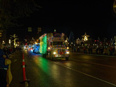 VICTORIA BC, CANADA - 2 Aralık 2017: Kamyon Işığı Geçidi, Ada Ekipmanları Derneği tarafından düzenlenen yıllık Noel kutlaması. Şehir merkezinde Noel ışıkları ile süslenmiş kamyonlar.