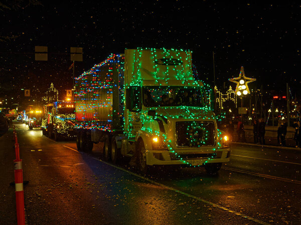 ВИКТОРИЯ BC, КАНАДА - 2 ДЕКАБРЯ 2017 года: Парад грузовиков, ежегодное празднование Рождества, организованное Ассоциацией владельцев оборудования острова. Грузовики, украшенные рождественскими огнями