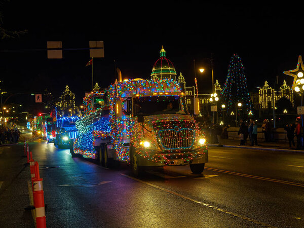 ВИКТОРИЯ BC, КАНАДА - 2 ДЕКАБРЯ 2017 года: Парад грузовиков, ежегодное празднование Рождества, организованное Ассоциацией владельцев оборудования острова. Грузовики, украшенные рождественскими огнями