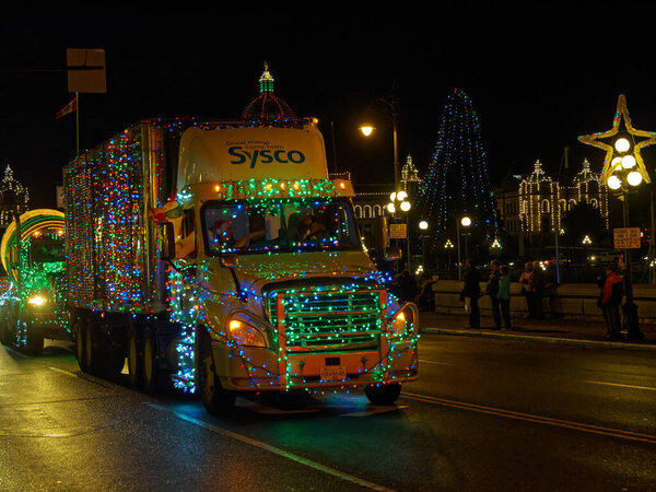 ВИКТОРИЯ BC, КАНАДА - 2 ДЕКАБРЯ 2017 года: Парад грузовиков, ежегодное празднование Рождества, организованное Ассоциацией владельцев оборудования острова. Грузовики, украшенные рождественскими огнями