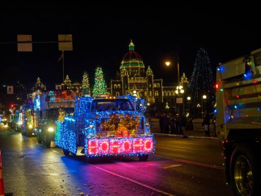 VICTORIA BC, CANADA - 2 Aralık 2017: Kamyon Işığı Geçidi, Ada Ekipmanları Derneği tarafından düzenlenen yıllık Noel kutlaması. Şehir merkezinde Noel ışıkları ile süslenmiş kamyonlar.