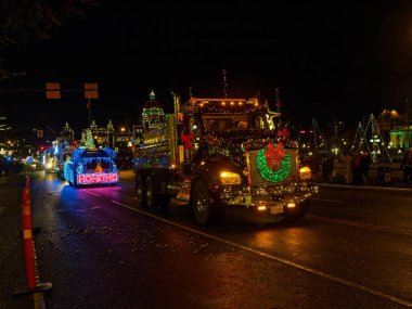 VICTORIA BC, CANADA - 2 Aralık 2017: Kamyon Işığı Geçidi, Ada Ekipmanları Derneği tarafından düzenlenen yıllık Noel kutlaması. Şehir merkezinde Noel ışıkları ile süslenmiş kamyonlar.