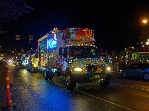 ВИКТОРИЯ BC, КАНАДА - 2 ДЕКАБРЯ 2017 года: Парад грузовиков, ежегодное празднование Рождества, организованное Ассоциацией владельцев оборудования острова. Грузовики, украшенные рождественскими огнями