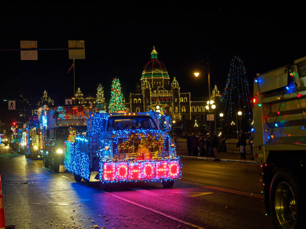 ВИКТОРИЯ BC, КАНАДА - 2 ДЕКАБРЯ 2017 года: Парад грузовиков, ежегодное празднование Рождества, организованное Ассоциацией владельцев оборудования острова. Грузовики, украшенные рождественскими огнями