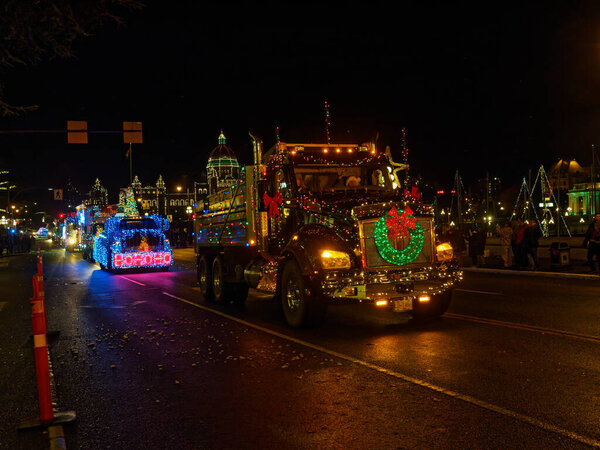 ВИКТОРИЯ BC, КАНАДА - 2 ДЕКАБРЯ 2017 года: Парад грузовиков, ежегодное празднование Рождества, организованное Ассоциацией владельцев оборудования острова. Грузовики, украшенные рождественскими огнями