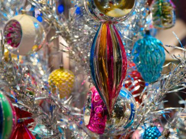 Noel ağacında Noel süsleri ve şenlikli ışıklar