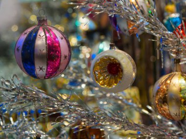 Noel ağacında Noel süsleri ve şenlikli ışıklar