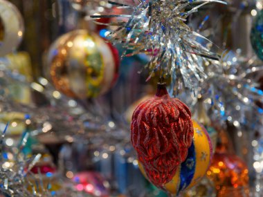 Noel ağacında Noel süsleri ve şenlikli ışıklar