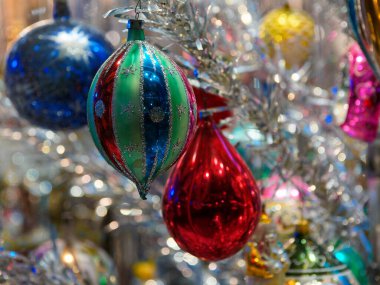 Noel ağacında Noel süsleri ve şenlikli ışıklar