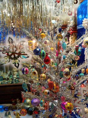 Noel ağacında Noel süsleri ve şenlikli ışıklar