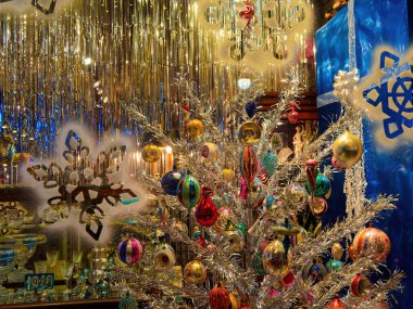 Noel ağacında Noel süsleri ve şenlikli ışıklar