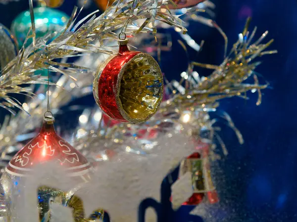 Kerstversiering Met Feestelijke Lichtjes Aan Kerstboom — Stockfoto