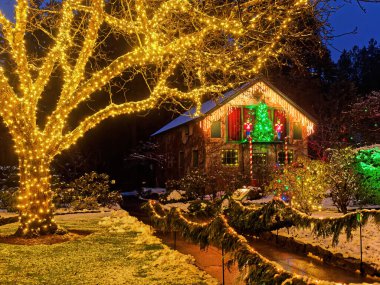 Victoria BC, Kanada - 21 Aralık 2018. Karla kaplı Butchart Bahçeleri 'nde Noel Aydınlanması