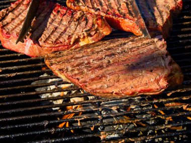 Domuz pirzolası ızgaranın üstünde ızgara yapıyor.