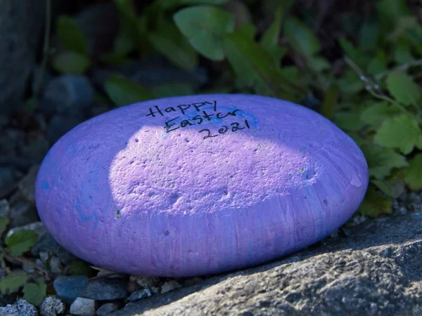 Piedra Forma Huevo Pintada Color Púrpura Con Inscripción Happy Easter — Foto de Stock