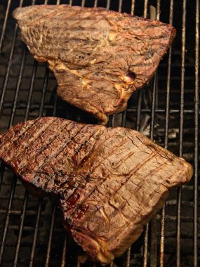 Kömür mangalında açık ateşte domuz pirzolası.