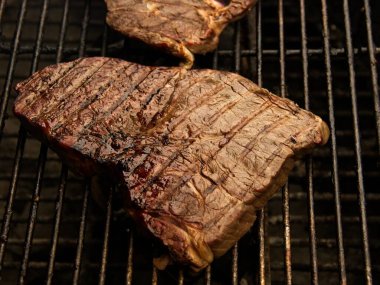 Kömür mangalında açık ateşte domuz pirzolası.