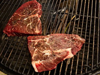 Kömür mangalında açık ateşte domuz pirzolası.