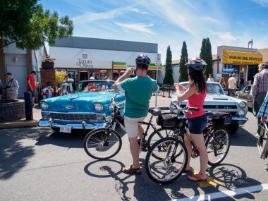 Sidney BC, Kanada - 23 Temmuz 2015. Sidney Extravaganza, Sidney BC 'de büyük bir antika araba koleksiyonu etkinliği. Sokakları dolduran arabalar