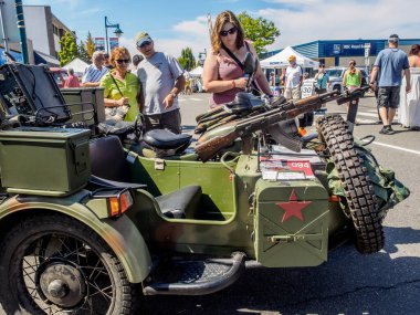 Sidney BC, Kanada - 23 Temmuz 2015. Sidney Extravaganza, Sidney BC 'de büyük bir antika araba koleksiyonu etkinliği. Sokakları dolduran arabalar