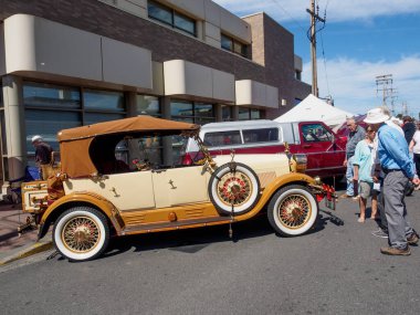 Sidney BC, Kanada - 23 Temmuz 2015. Sidney Extravaganza, Sidney BC 'de büyük bir antika araba koleksiyonu etkinliği. Sokakları dolduran arabalar