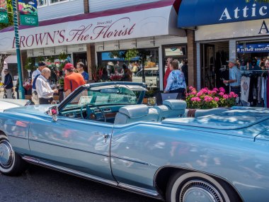 Sidney BC, Kanada - 23 Temmuz 2015. Sidney Extravaganza, Sidney BC 'de büyük bir antika araba koleksiyonu etkinliği. Sokakları dolduran arabalar