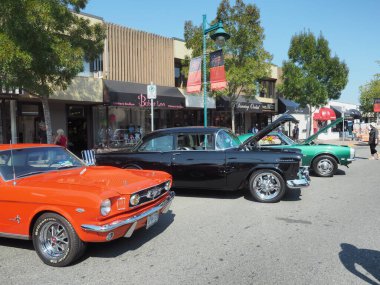 Sidney BC, Kanada - 23 Temmuz 2015. Sidney Extravaganza, Sidney BC 'de büyük bir antika araba koleksiyonu etkinliği. Sokakları dolduran arabalar