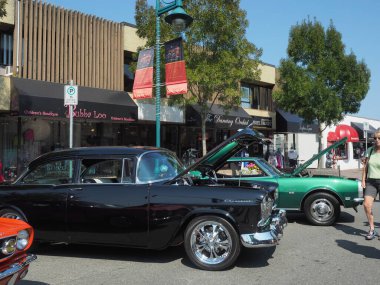 Sidney BC, Kanada - 23 Temmuz 2015. Sidney Extravaganza, Sidney BC 'de büyük bir antika araba koleksiyonu etkinliği. Sokakları dolduran arabalar