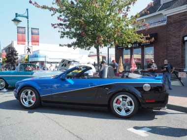 Sidney BC, Kanada - 23 Temmuz 2015. Sidney Extravaganza, Sidney BC 'de büyük bir antika araba koleksiyonu etkinliği. Sokakları dolduran arabalar