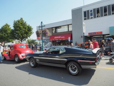 Sidney BC, Kanada - 23 Temmuz 2015. Sidney Extravaganza, Sidney BC 'de büyük bir antika araba koleksiyonu etkinliği. Sokakları dolduran arabalar