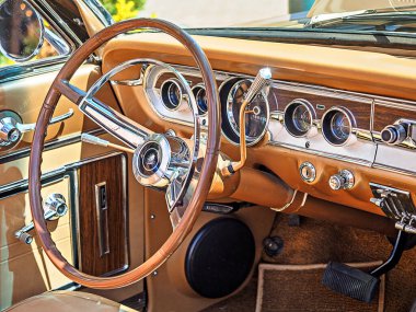 Sidney BC, Kanada - 23 Temmuz 2015. Sidney Extravaganza, Sidney BC 'de büyük bir antika araba koleksiyonu etkinliği. Sokakları dolduran arabalar