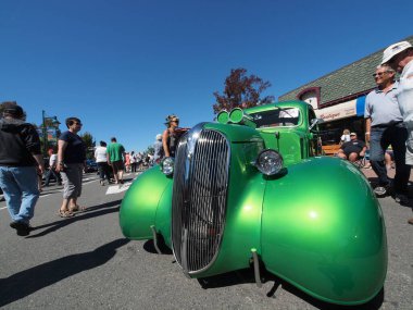Sidney BC, Kanada - 25 Temmuz 2013. Sidney Torque Masters, Sidney BC 'de büyük bir antika araba koleksiyonu etkinliği. Sokakları dolduran arabalar