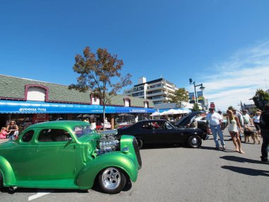 Sidney BC, Kanada - 25 Temmuz 2013. Sidney Torque Masters, Sidney BC 'de büyük bir antika araba koleksiyonu etkinliği. Sokakları dolduran arabalar