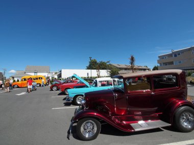 Sidney BC, Kanada - 25 Temmuz 2013. Sidney Torque Masters, Sidney BC 'de büyük bir antika araba koleksiyonu etkinliği. Sokakları dolduran arabalar