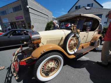 Sidney BC, Kanada - 25 Temmuz 2013. Sidney Torque Masters, Sidney BC 'de büyük bir antika araba koleksiyonu etkinliği. Sokakları dolduran arabalar