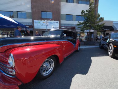 Sidney BC, Kanada - 25 Temmuz 2013. Sidney Torque Masters, Sidney BC 'de büyük bir antika araba koleksiyonu etkinliği. Sokakları dolduran arabalar