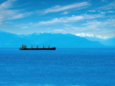 Boş konteynır gemisi, Vancouver Adası ile Washington Eyaleti arasındaki Olimpiyat Dağları boyunca ilerliyor.