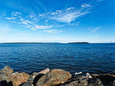Sidney BC 'nin muhteşem kayalık kıyıları. Güzel gökyüzü.