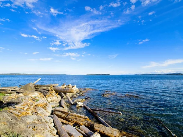 美しい空とシドニーBcの壮大な岩の海岸 — ストック写真