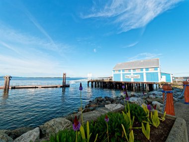 Sidney BC, Kanada - 19 Mayıs 2020. Sidney BC 'nin görkemli kayalık sahillerindeki ikonik balık pazarı.