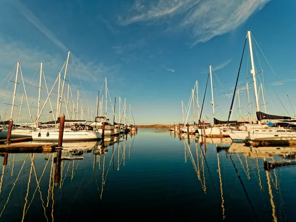 Barche Ormeggiate Porto Turistico Nella Bella Giornata Sole — Foto Stock