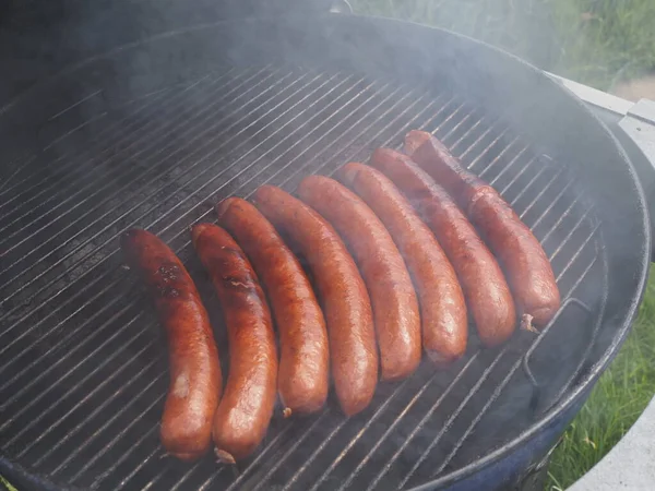 Kiełbasy Rolnicze Wędzone Grillowane Grillu Węglowym — Zdjęcie stockowe