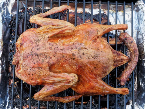 Rostad Anka Fylld Med Äpplen Bakplåt Täckt Med Folie — Stockfoto