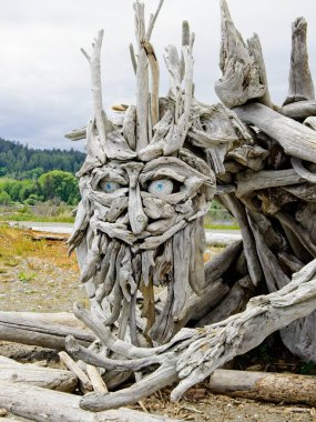 Victoria BC, Kanada - 12 Mayıs 2021. Esquimalt lagününün plajı boyunca sürüklenen ağaç heykelleri.