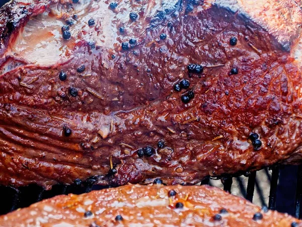 연초에 향신료로 뒤덮인 커다란 쇠고기 — 스톡 사진