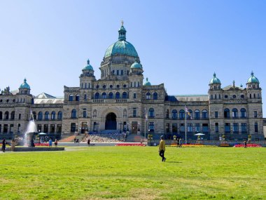 Victoria BC, Kanada - 27 Temmuz 2021. Yasama binasının merdivenlerindeki yerleşim yerlerinin kurbanlarının anısına.